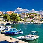 Alenka Near The Apartamento Brodarica (Sibenik-Knin)
